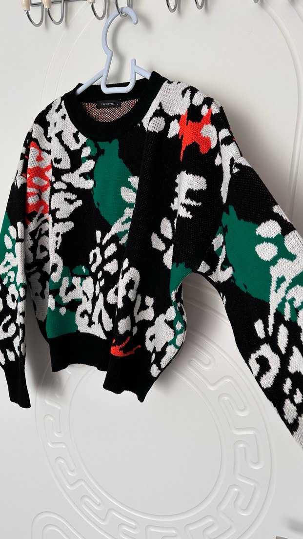 Leopar desenli turuncu yeşil siyah Kadın Kazak - Görsel 5