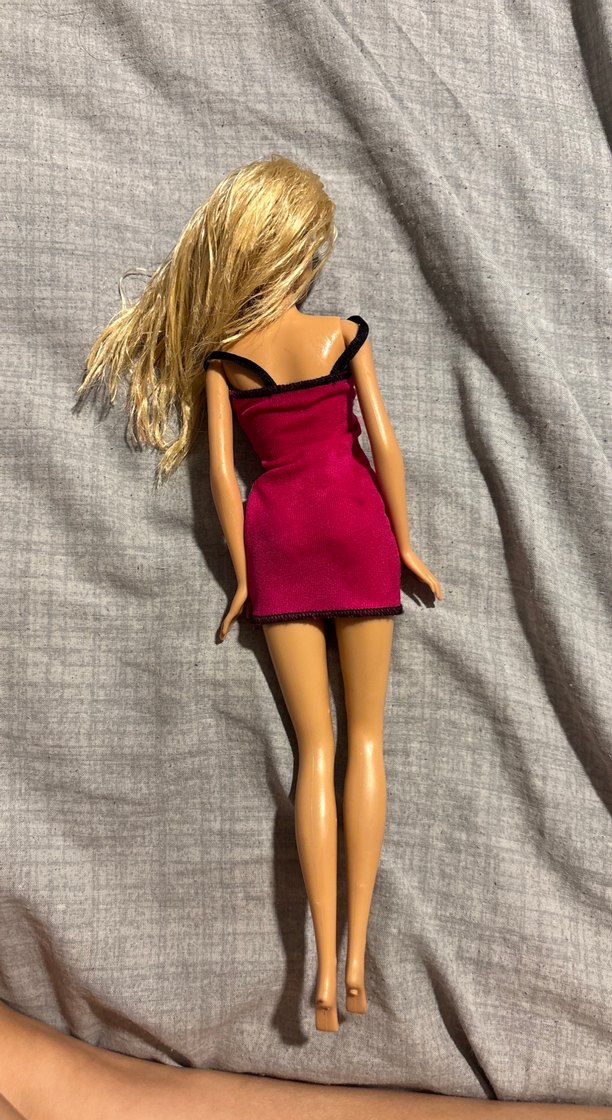 Koyu Pembe Elbiseli Bebek - Görsel 2