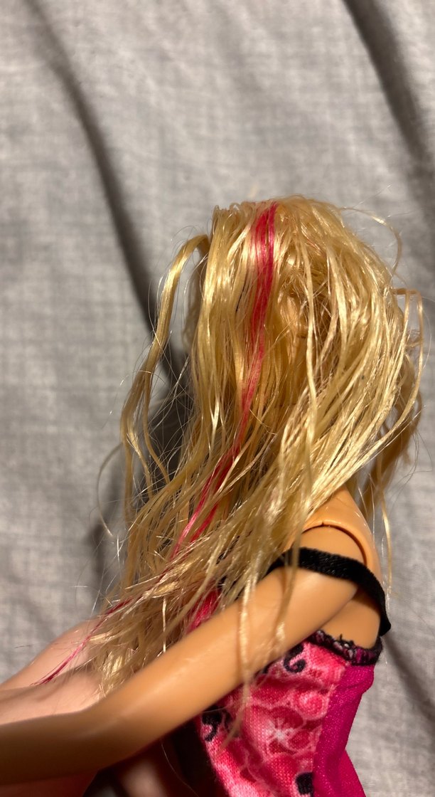 Koyu Pembe Elbiseli Bebek - Görsel 3