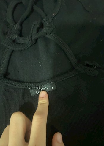 Siyah Kısa Kollu sırt dekolteli crop - Görsel 3