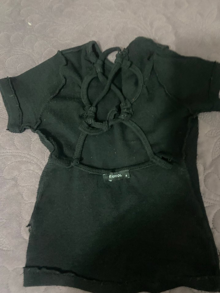 Siyah Kısa Kollu sırt dekolteli crop - Görsel 2