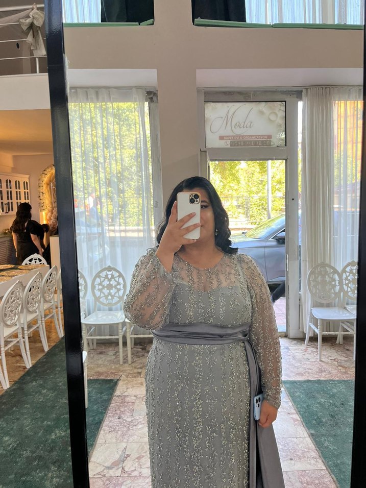 tül kollu,gri tonlu,taşlı ve simli elbise - Görsel 4