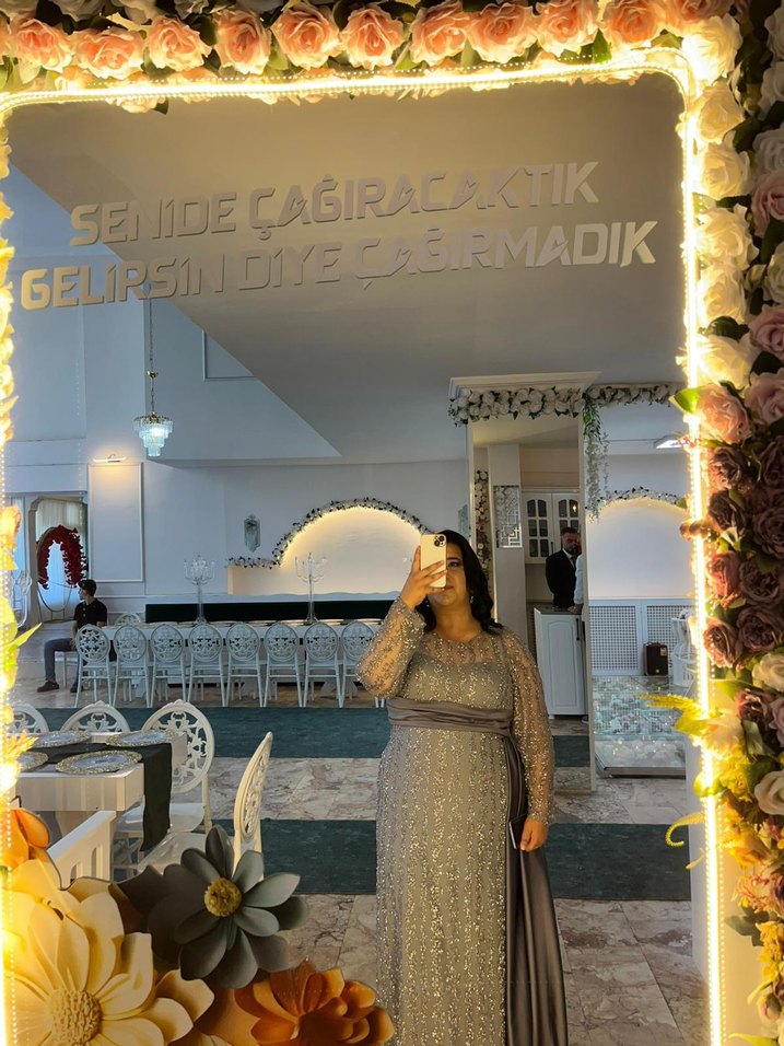 tül kollu,gri tonlu,taşlı ve simli elbise - Görsel 3