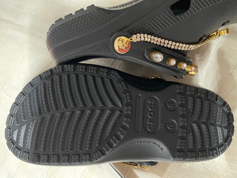 Crocs Zincir Detaylı Altın Renk Platform Terlik - Görsel 3