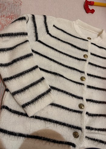 Düğmeli Beyaz Gri Çizgili Kadın Hırka - Görsel 2