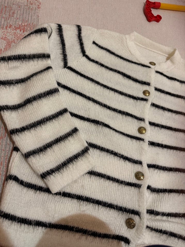 Düğmeli Beyaz Gri Çizgili Kadın Hırka - Görsel 2