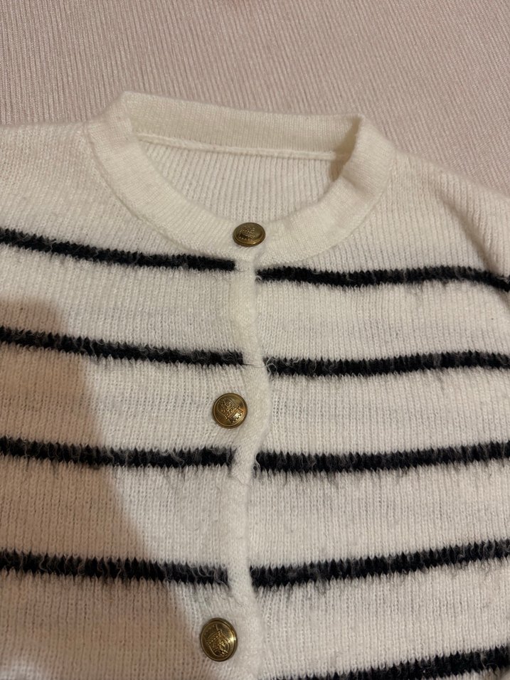 Düğmeli Beyaz Gri Çizgili Kadın Hırka - Görsel 4