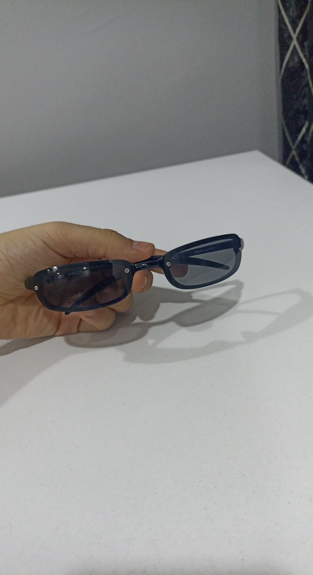 Şeffaf Siyah Minimalist Güneş Gözlüğü - Görsel 4