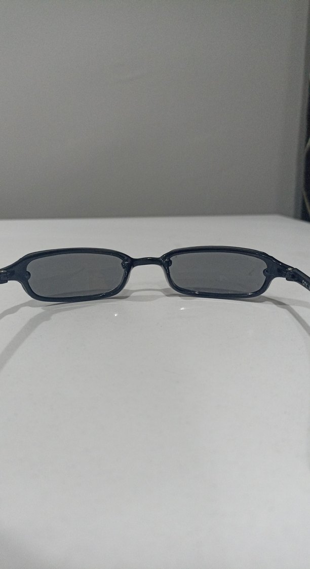 Şeffaf Siyah Minimalist Güneş Gözlüğü - Görsel 3