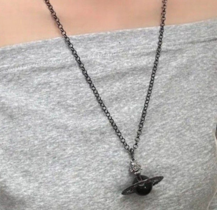 Vivienne Westwood Siyah Gotik Desenli satürn kolye - Görsel 2