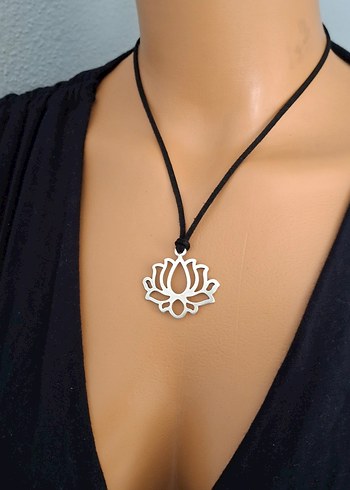 Beden Siyah süet İpli Gri Lotus Kolye
