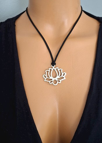 Siyah süet İpli Gri Lotus Kolye