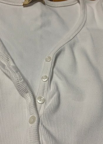 Beyaz V Yaka Düğmeli Kısa Kollu Crop Bluz - Görsel 4