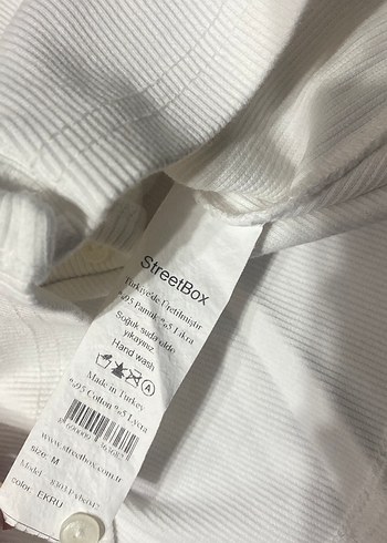 Beyaz V Yaka Düğmeli Kısa Kollu Crop Bluz - Görsel 5