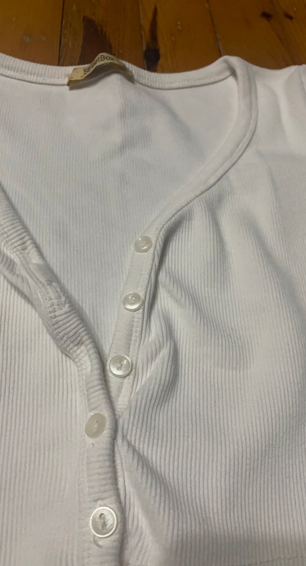 Beyaz V Yaka Düğmeli Kısa Kollu Crop Bluz - Görsel 4