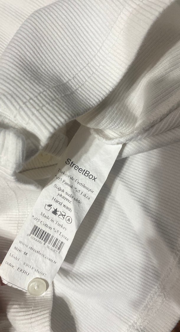 Beyaz V Yaka Düğmeli Kısa Kollu Crop Bluz - Görsel 5