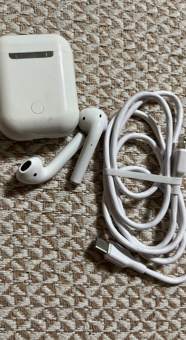 Beyaz Kablosuz Kulaklık ve Şarj Kutusu - Görsel 2