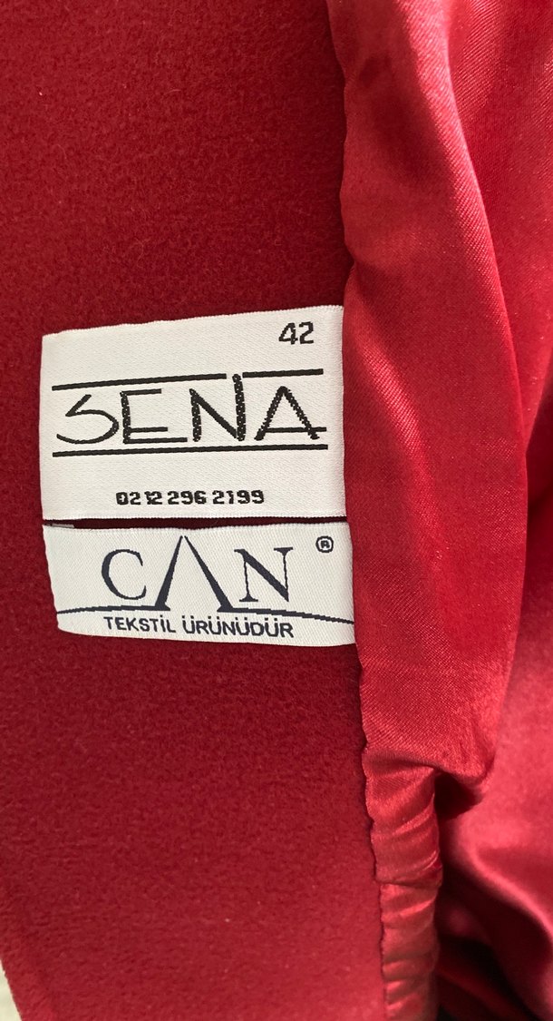 Kırmızı Düğmeli Kaban - Görsel 4