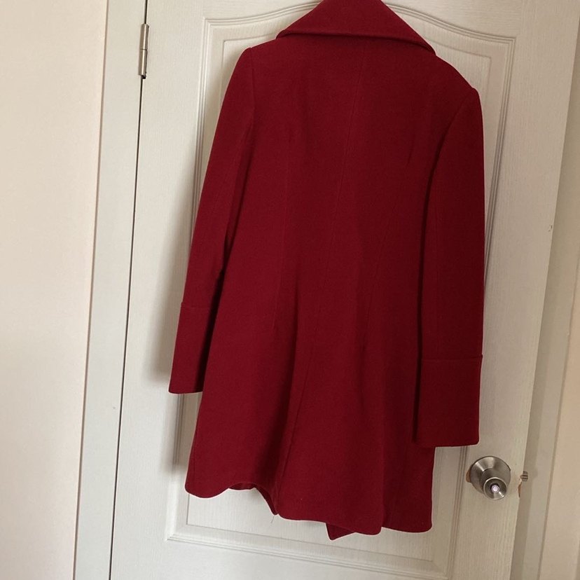 Kırmızı Düğmeli Kaban - Görsel 3