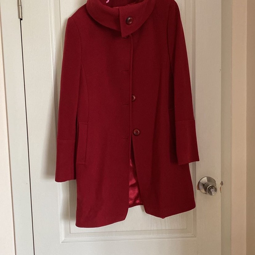 Kırmızı Düğmeli Kaban - Görsel 2