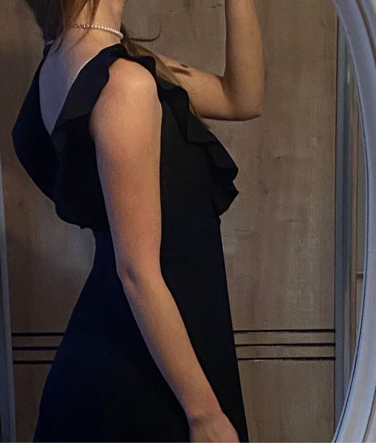 Fırfır detaylı şık siyah elbise - Görsel 4