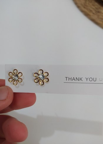Altın Renkli Minimalist Çiçek Küpeler