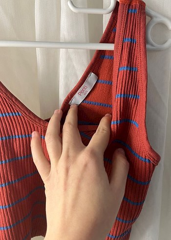 Kırmızı Çizgili V Yaka Kısa Atlet - Görsel 3