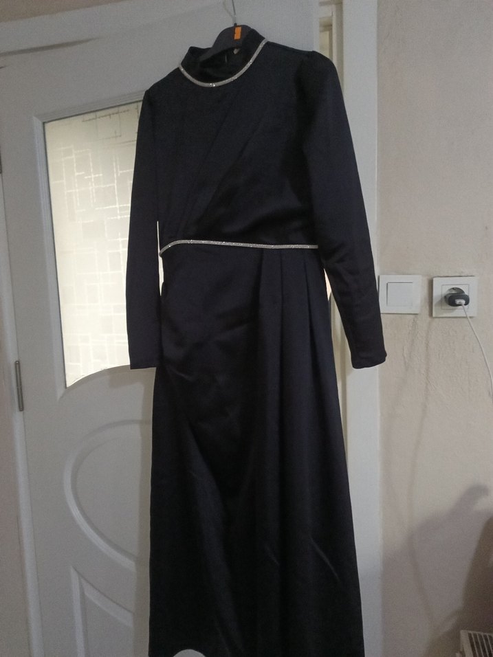 Siyah Uzun Drapeli Kuyruklu Kadın Elbise - Görsel 4