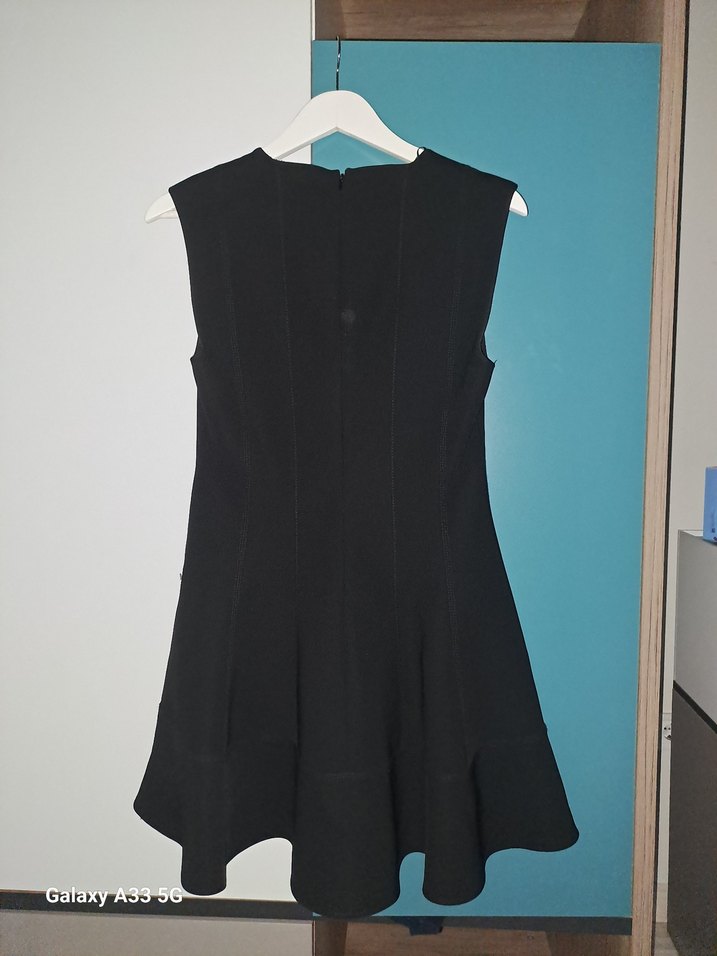 Siyah Piliseli V Yaka Kolsuz Midi Elbise - Görsel 3