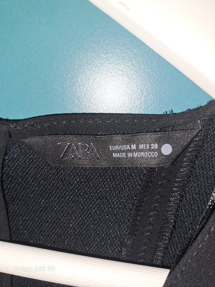 Siyah Piliseli V Yaka Kolsuz Midi Elbise - Görsel 2