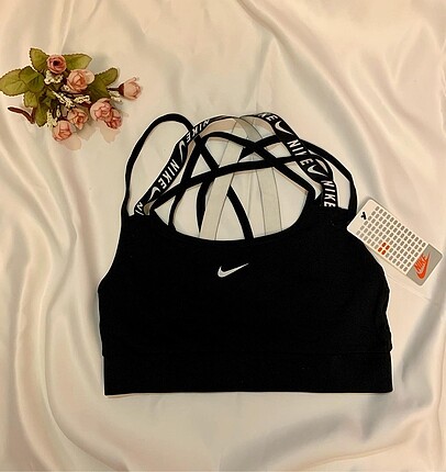 Nike üst