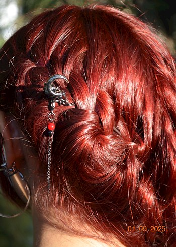 Püsküllü Gotik Siyah Saç Tokası