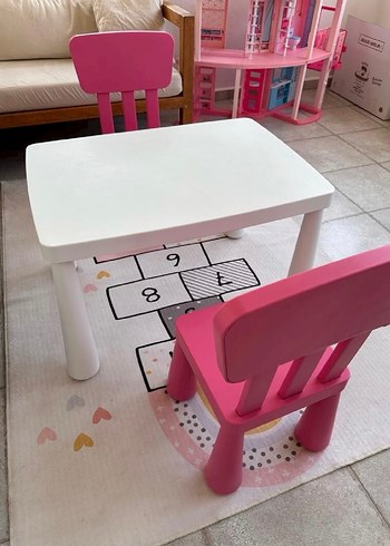 Pastel Pembe Çocuk Sandalyesi ve beyaz masa