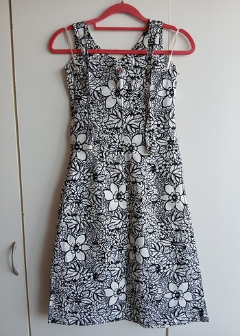 Beyaz siyah Çiçek Desenli elbise - Görsel 4