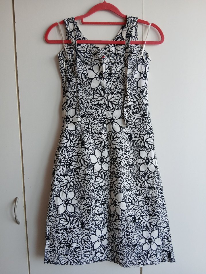 Beyaz siyah Çiçek Desenli elbise - Görsel 4