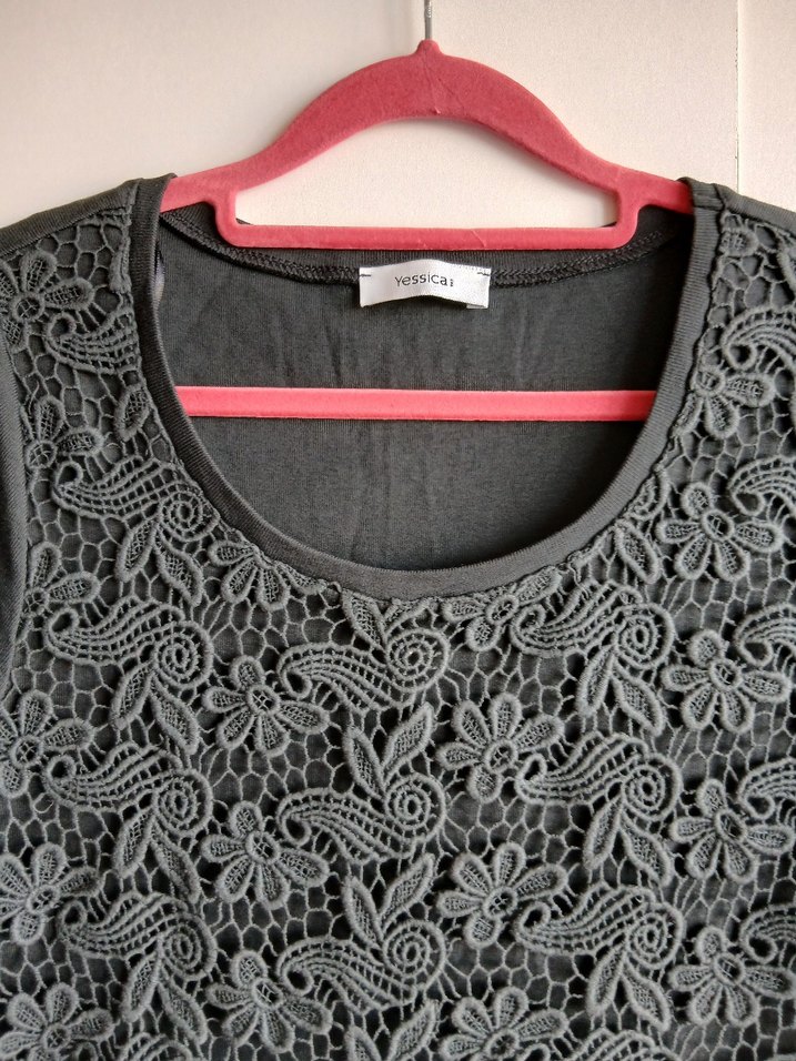 Dantel Detaylı koyu gri renkte elbise - Görsel 2