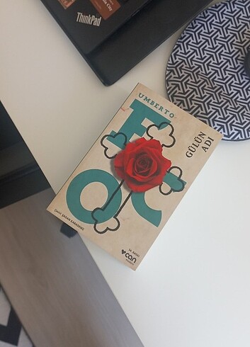 Umberto Eco Gülün Adı kitabi