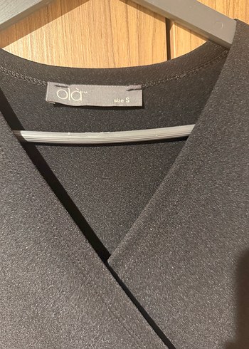 Siyah V Yaka Piliseli Midi Elbise - Görsel 3