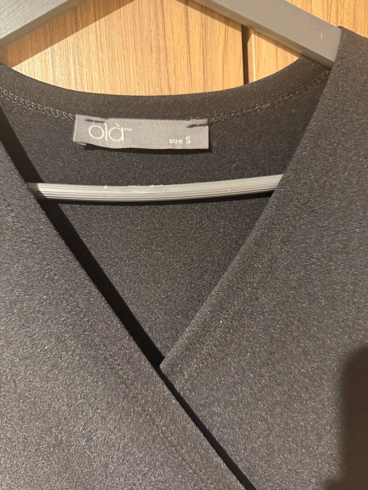 Siyah V Yaka Piliseli Midi Elbise - Görsel 3