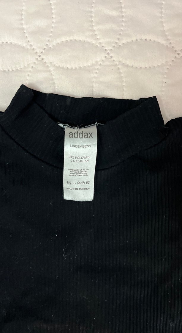 Kız Çocuk Siyah Yarım Kollu Yüksek Yakalı Tişört - Görsel 3