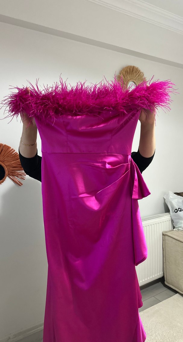 Pembe Uzun Tüy Detaylı Straplez Abiye Elbise - Görsel 2