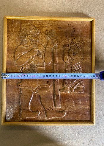 Asur dönemi kabartmalarından esinlenilmiş ahşap oymalı pano - Görsel 3