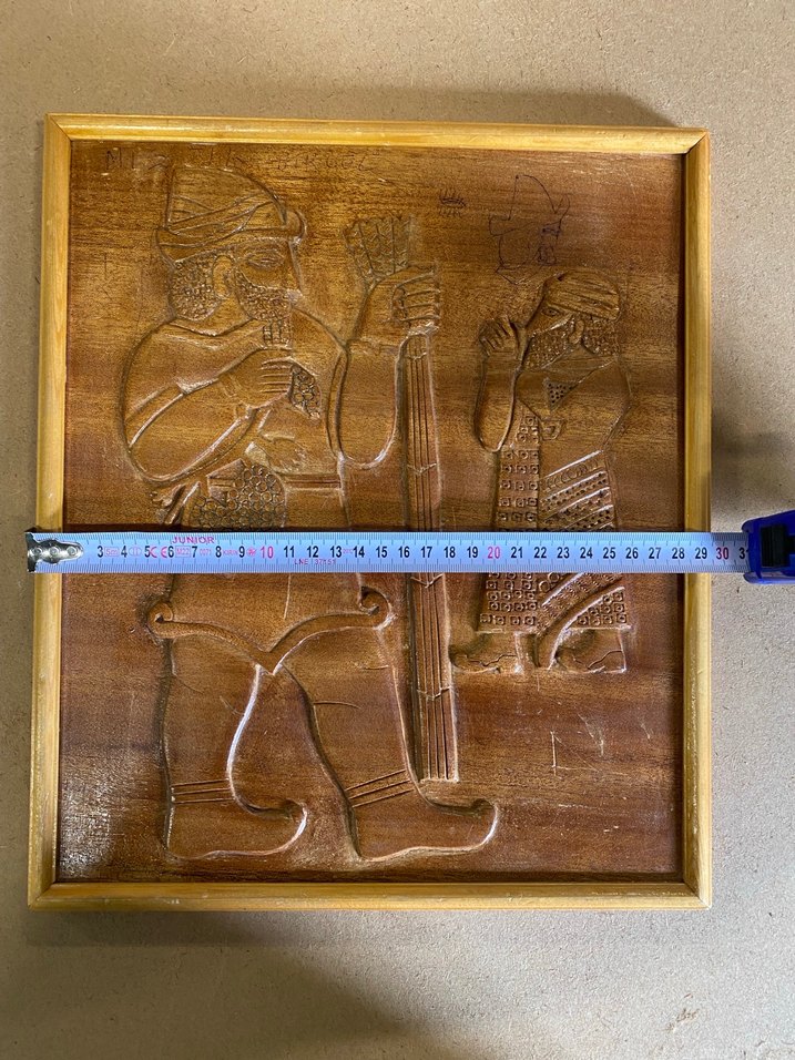 Asur dönemi kabartmalarından esinlenilmiş ahşap oymalı pano - Görsel 3