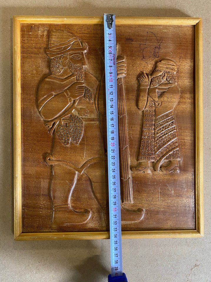 Asur dönemi kabartmalarından esinlenilmiş ahşap oymalı pano - Görsel 4