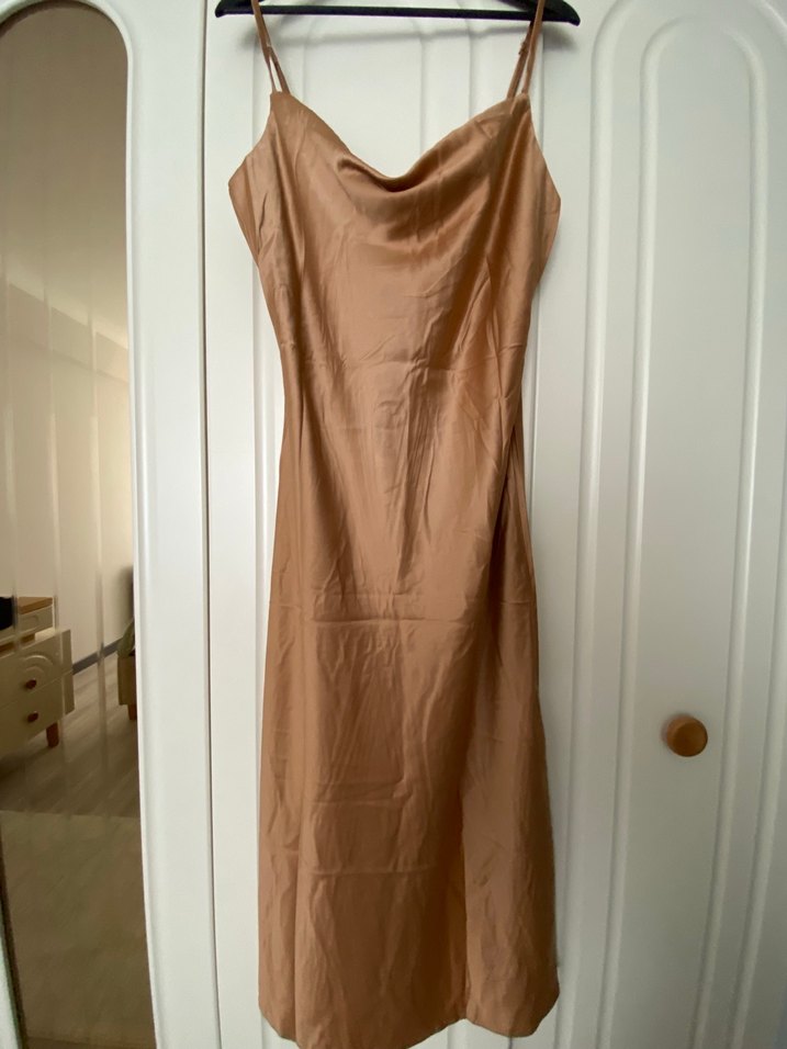 Bej Saten Uzun Askılı Kadın Elbise - Görsel 3