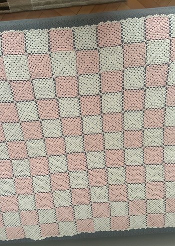 Pembe Beyaz Kareli El Örgüsü Battaniye