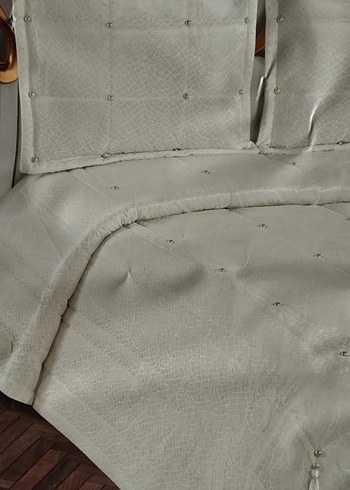 İşlemeli  Beyaz Yatak Örtüsü - Görsel 3