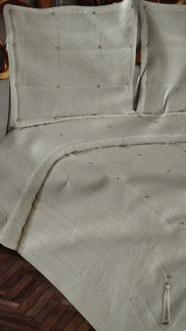 İşlemeli  Beyaz Yatak Örtüsü - Görsel 3