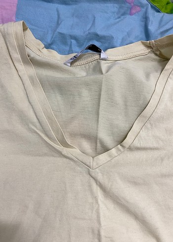 V Yaka Pastel Bej Tişört - Görsel 2