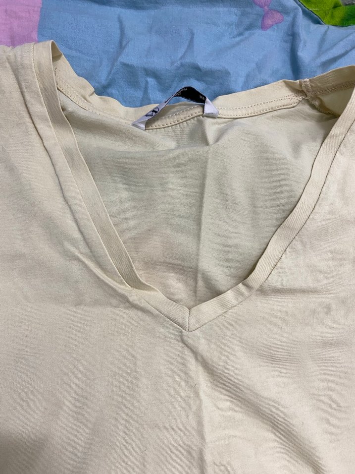 V Yaka Pastel Bej Tişört - Görsel 2